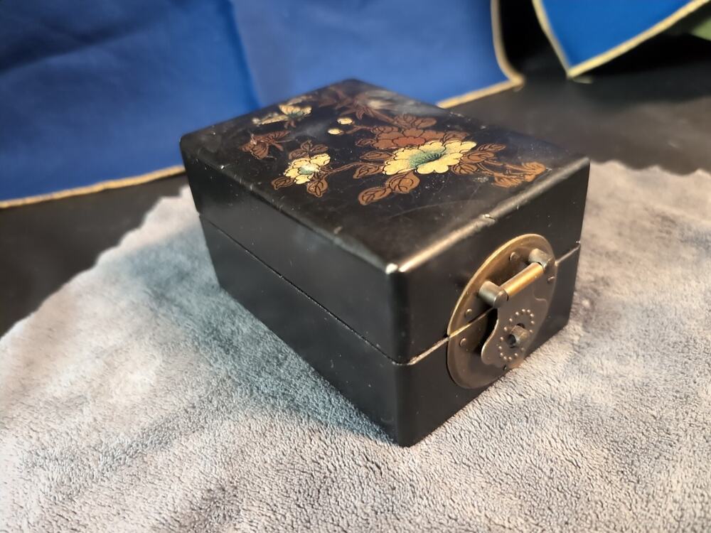 Vintage Black Lacquer Box Chinese 5" x 3.5" x 3" approx